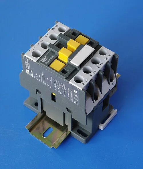 電磁接触器の外観例